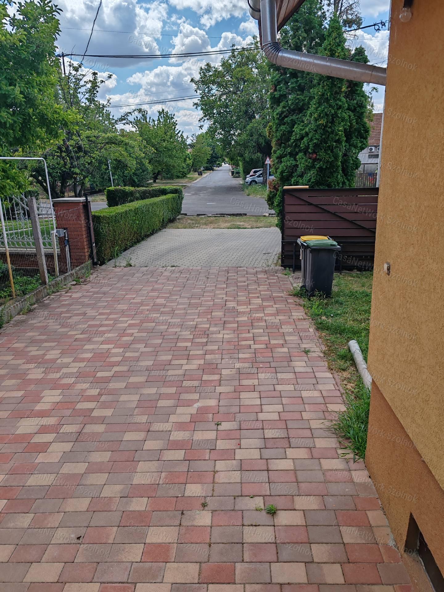 Felújított, tágas családi ház eladó Szolnok-Szandaszőlősön!