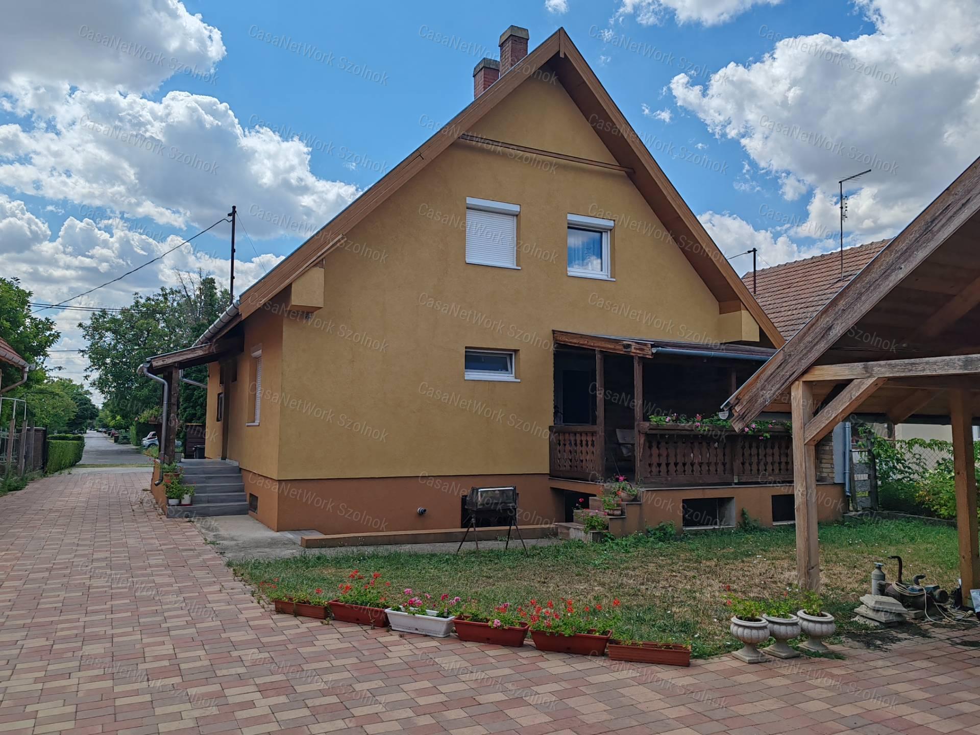 Felújított, tágas családi ház eladó Szolnok-Szandaszőlősön!