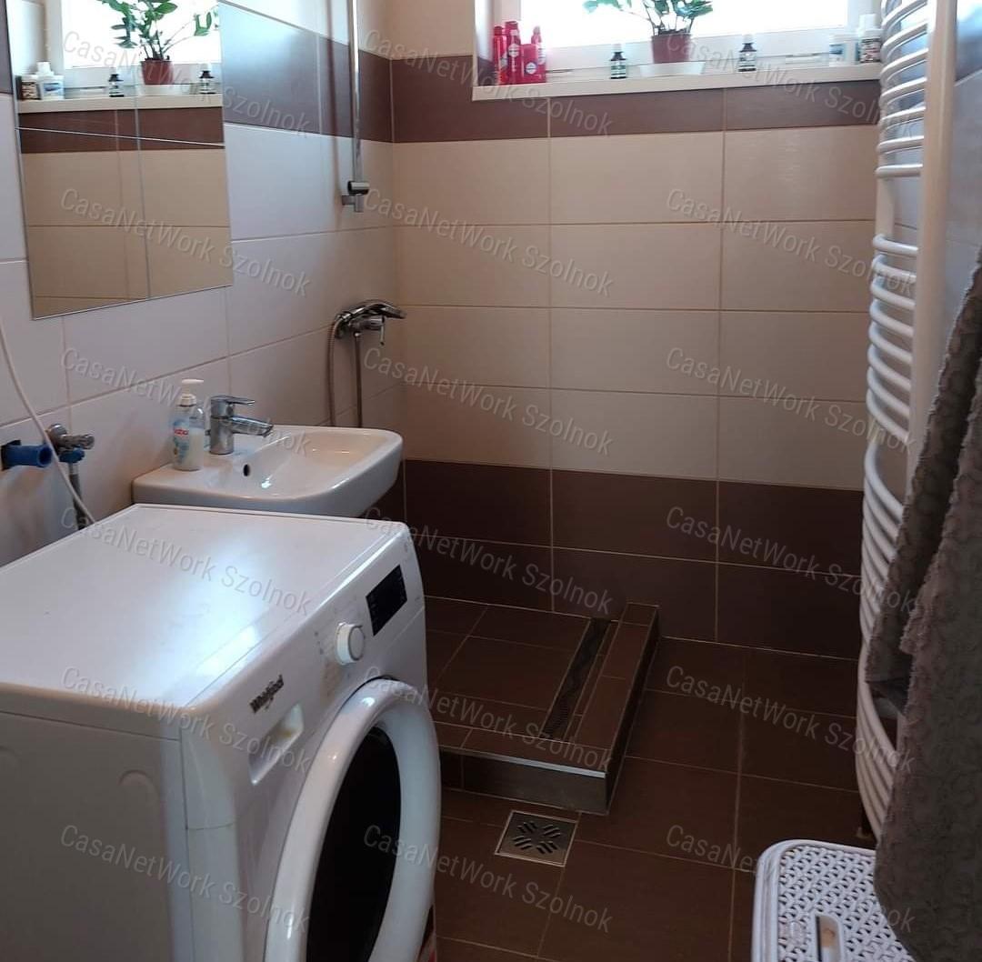 Felújított, tágas családi ház eladó Szolnok-Szandaszőlősön!
