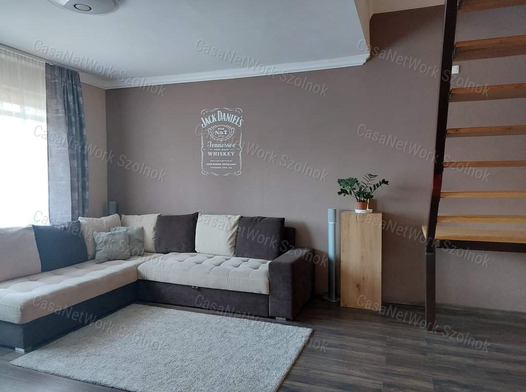 Felújított, tágas családi ház eladó Szolnok-Szandaszőlősön!