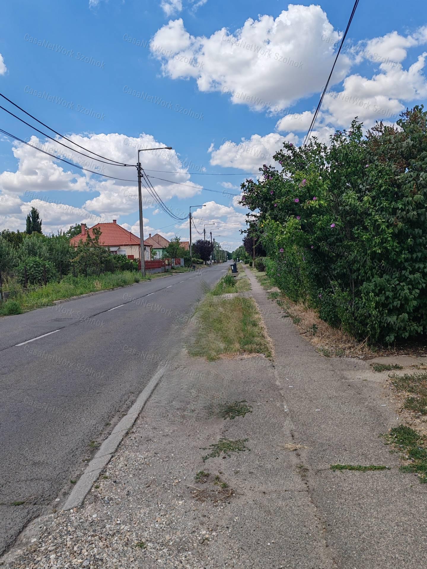 Felújított, tágas családi ház eladó Szolnok-Szandaszőlősön!