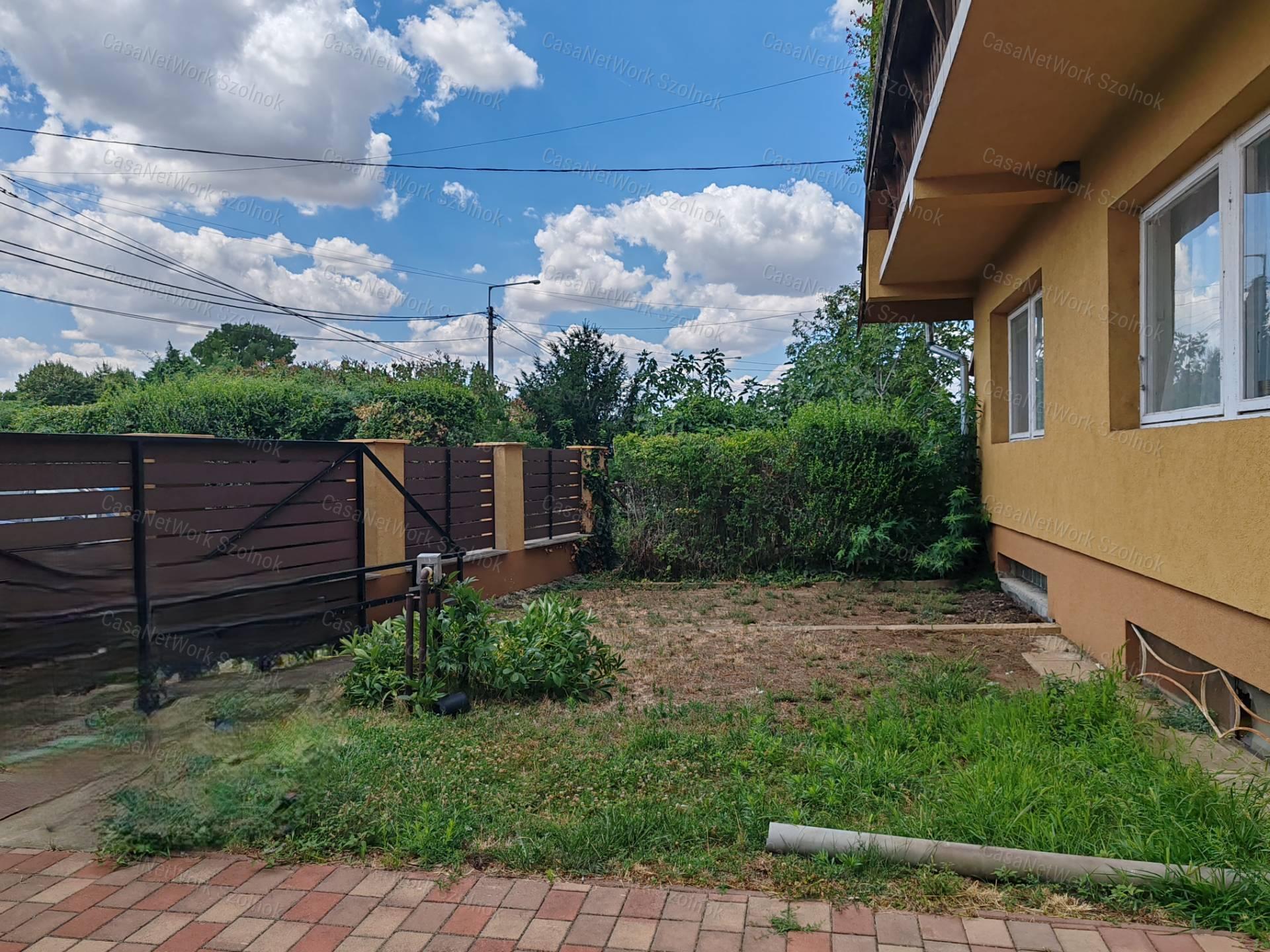 Felújított, tágas családi ház eladó Szolnok-Szandaszőlősön!
