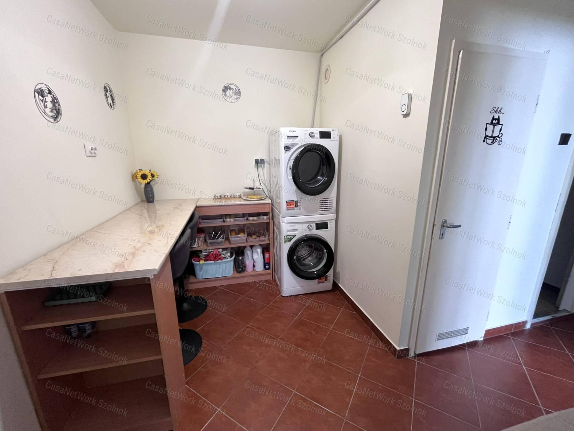 Eladó azonnal költözhető, felújított panel lakás a Karczag L. úton!