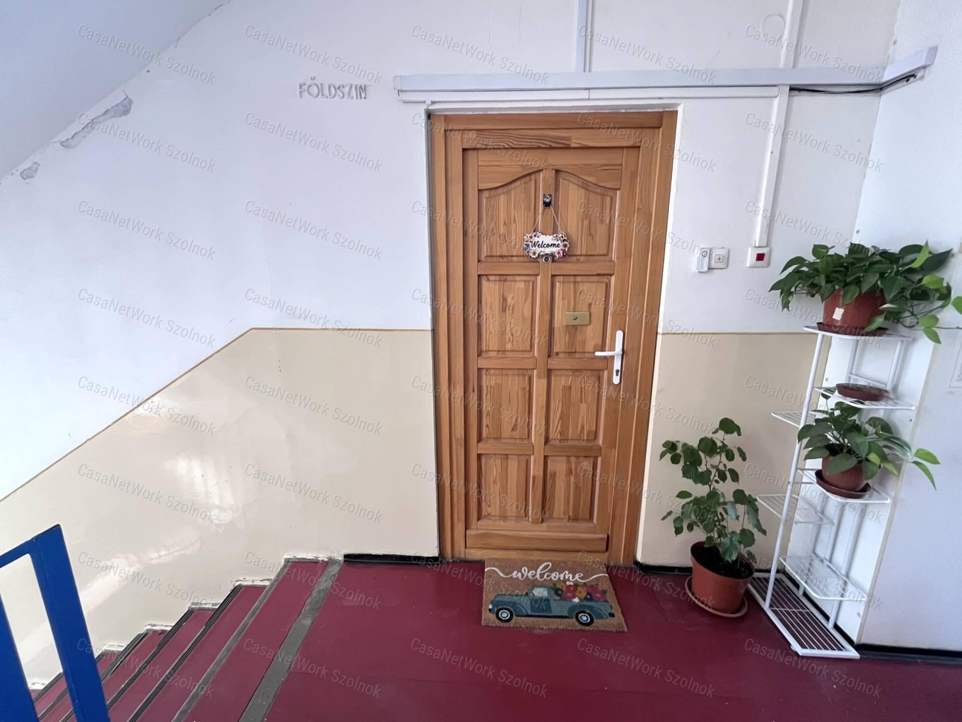 Eladó azonnal költözhető, felújított panel lakás a Karczag L. úton!
