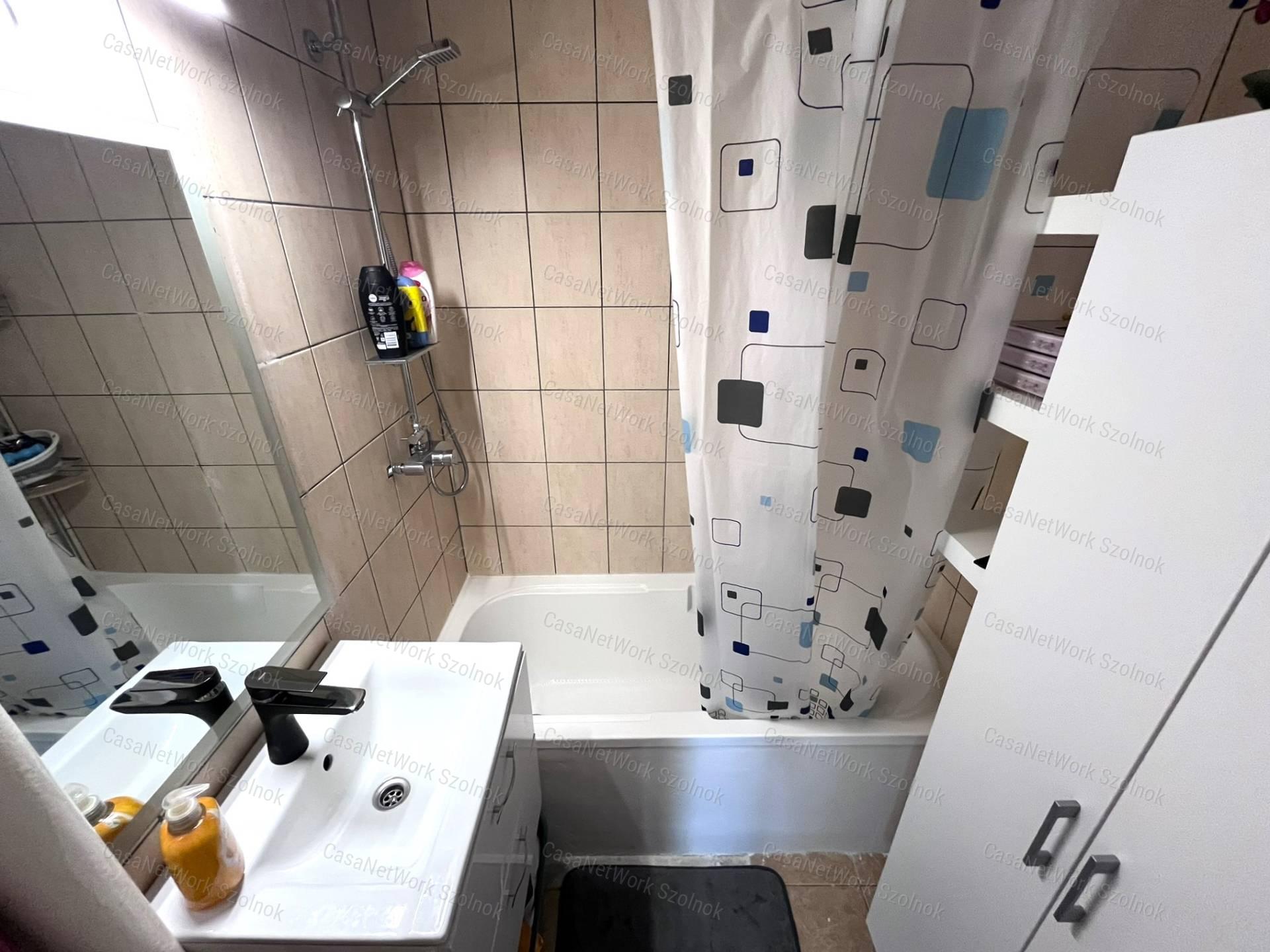 Eladó azonnal költözhető, felújított panel lakás a Karczag L. úton!