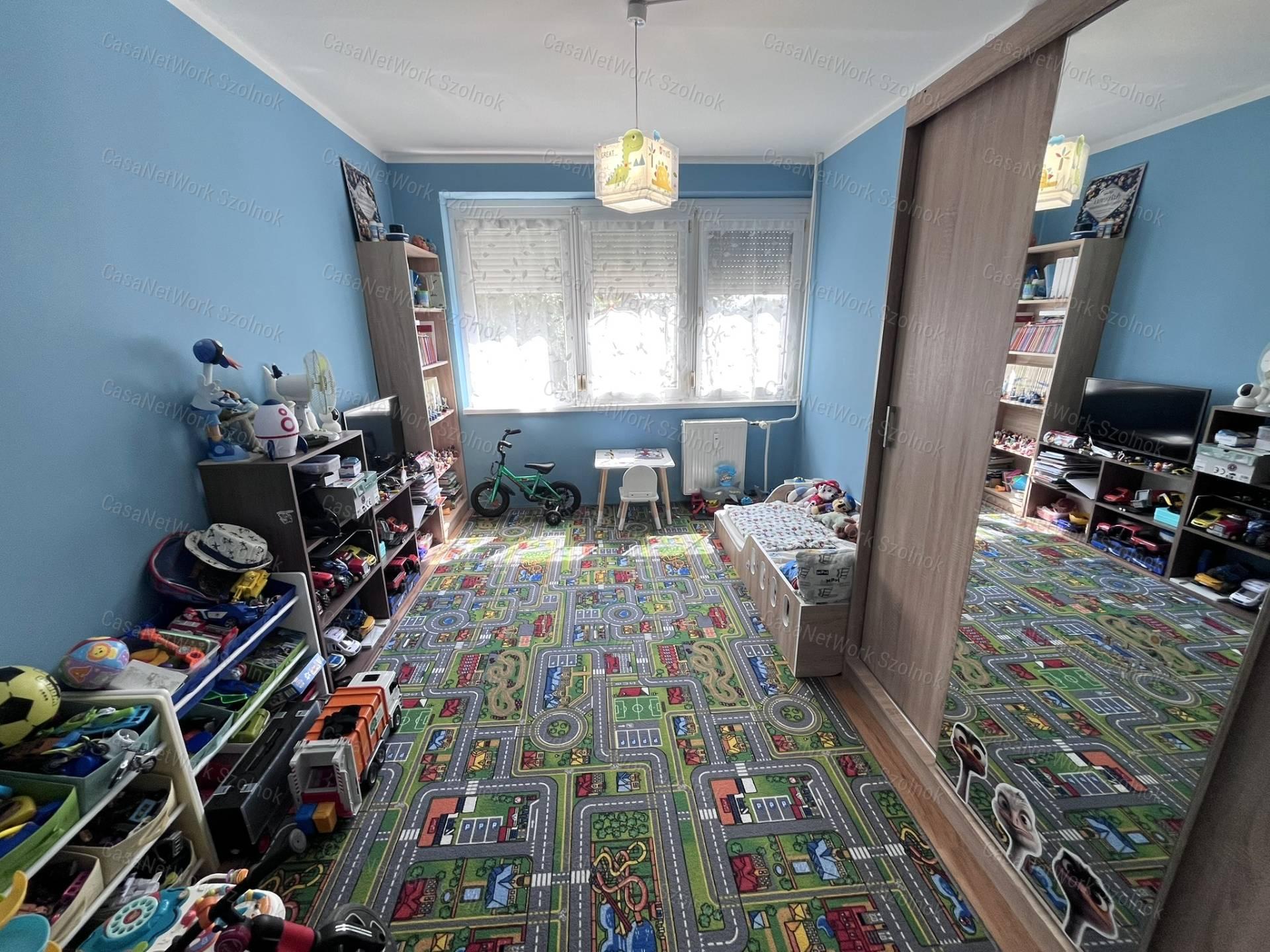 Eladó azonnal költözhető, felújított panel lakás a Karczag L. úton!