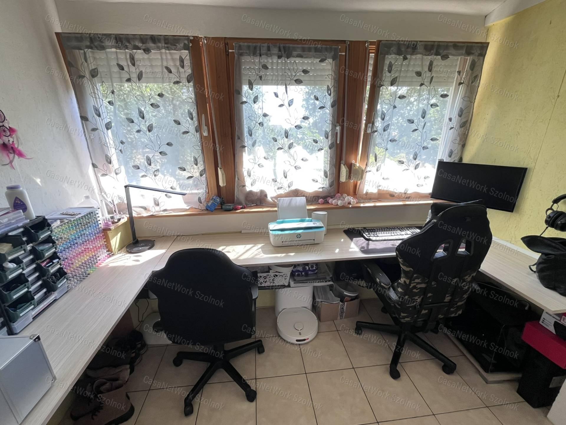 Eladó azonnal költözhető, felújított panel lakás a Karczag L. úton!