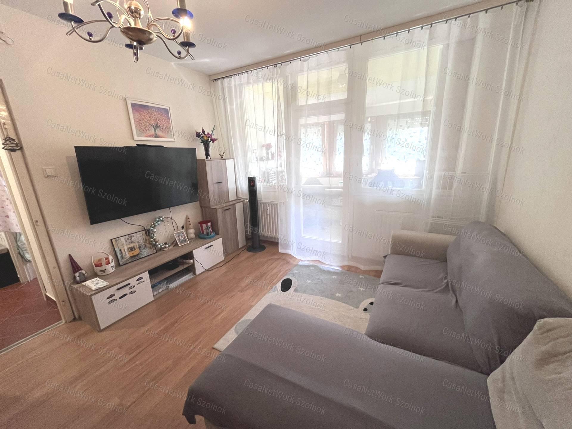 Eladó azonnal költözhető, felújított panel lakás a Karczag L. úton!
