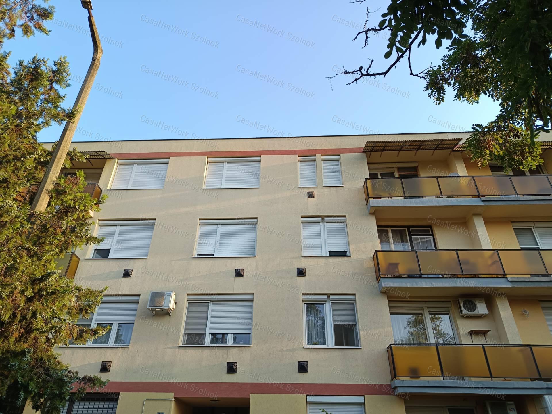 Belvárosi, felújítás alatt álló lakás eladó