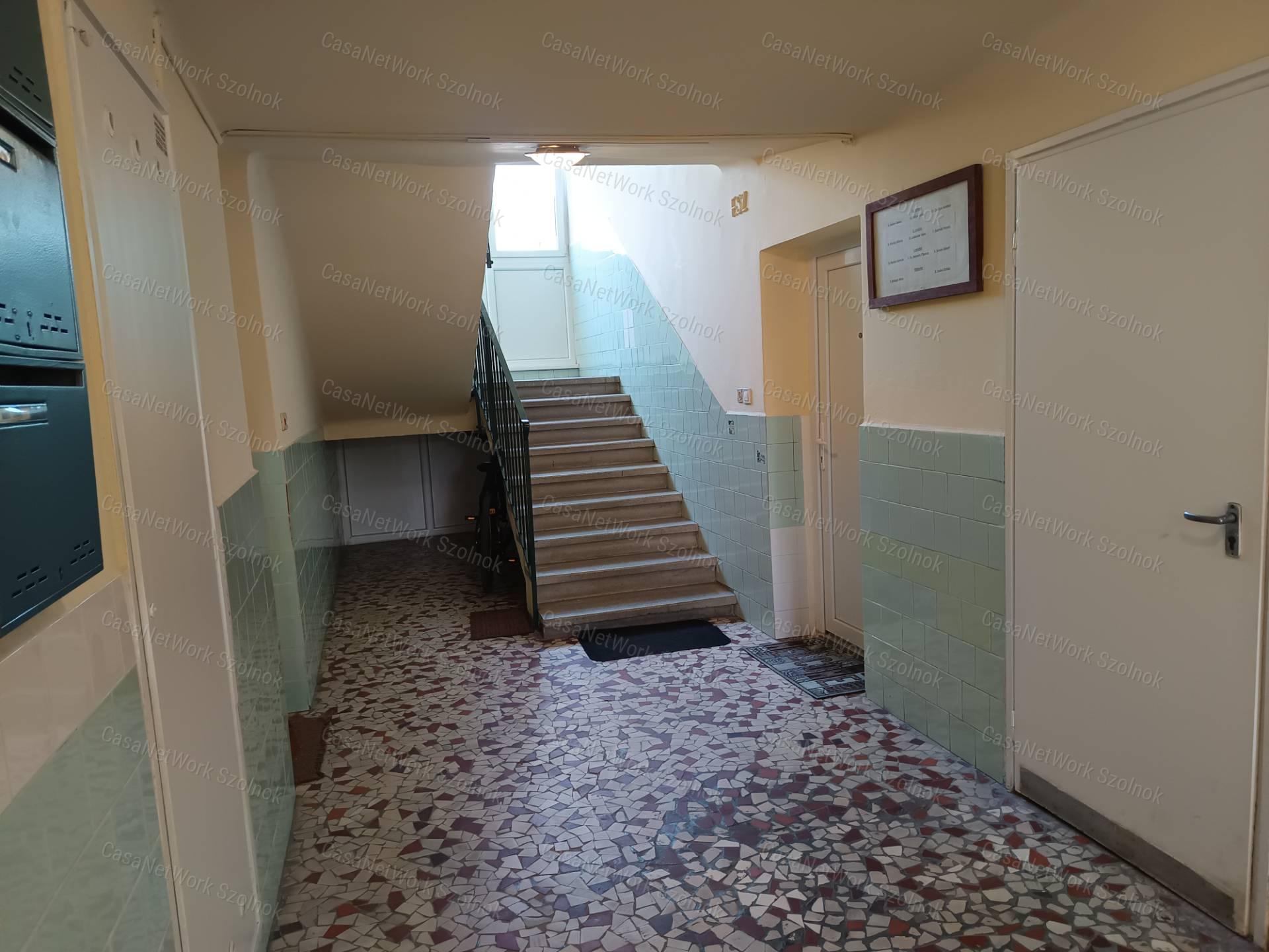 Belvárosi, felújítás alatt álló lakás eladó