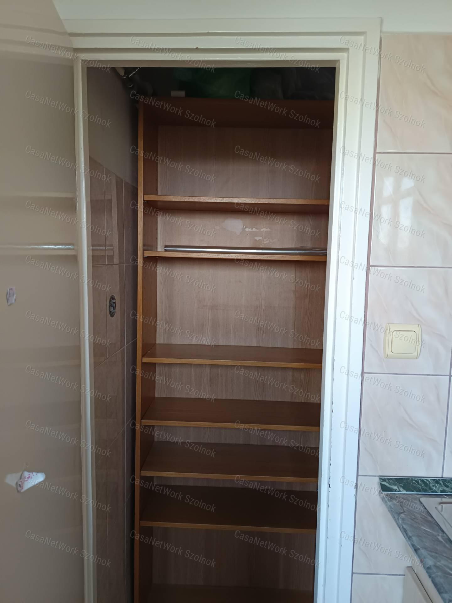Belvárosi, felújítás alatt álló lakás eladó