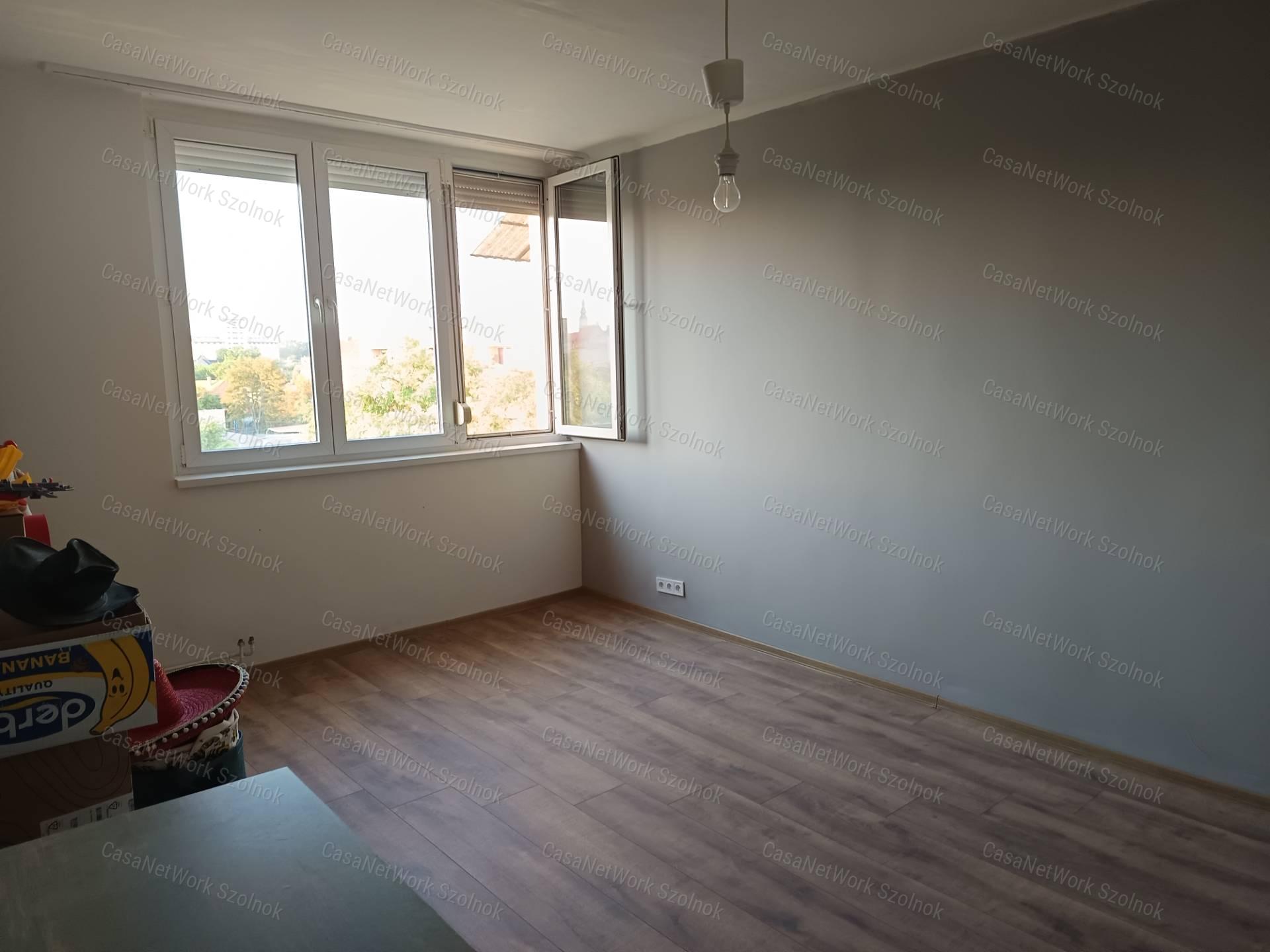 Belvárosi, felújítás alatt álló lakás eladó
