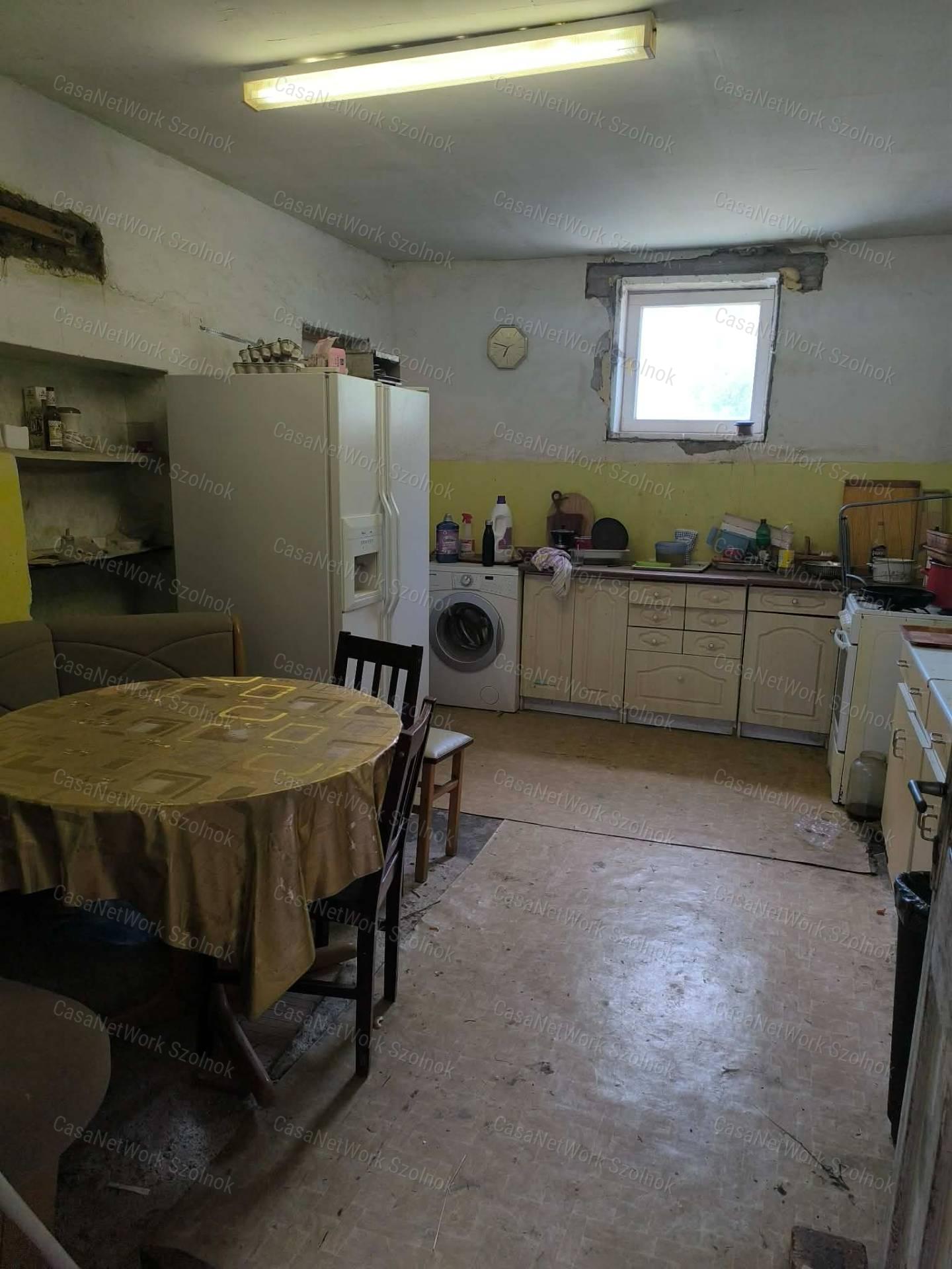 Eladó Nagyrév központjában ( Jókai út ) egy 2 szobás családi ház