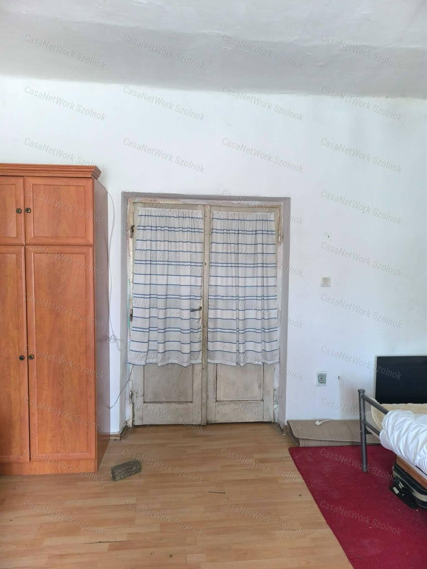 Eladó Nagyrév központjában ( Jókai út ) egy 2 szobás családi ház