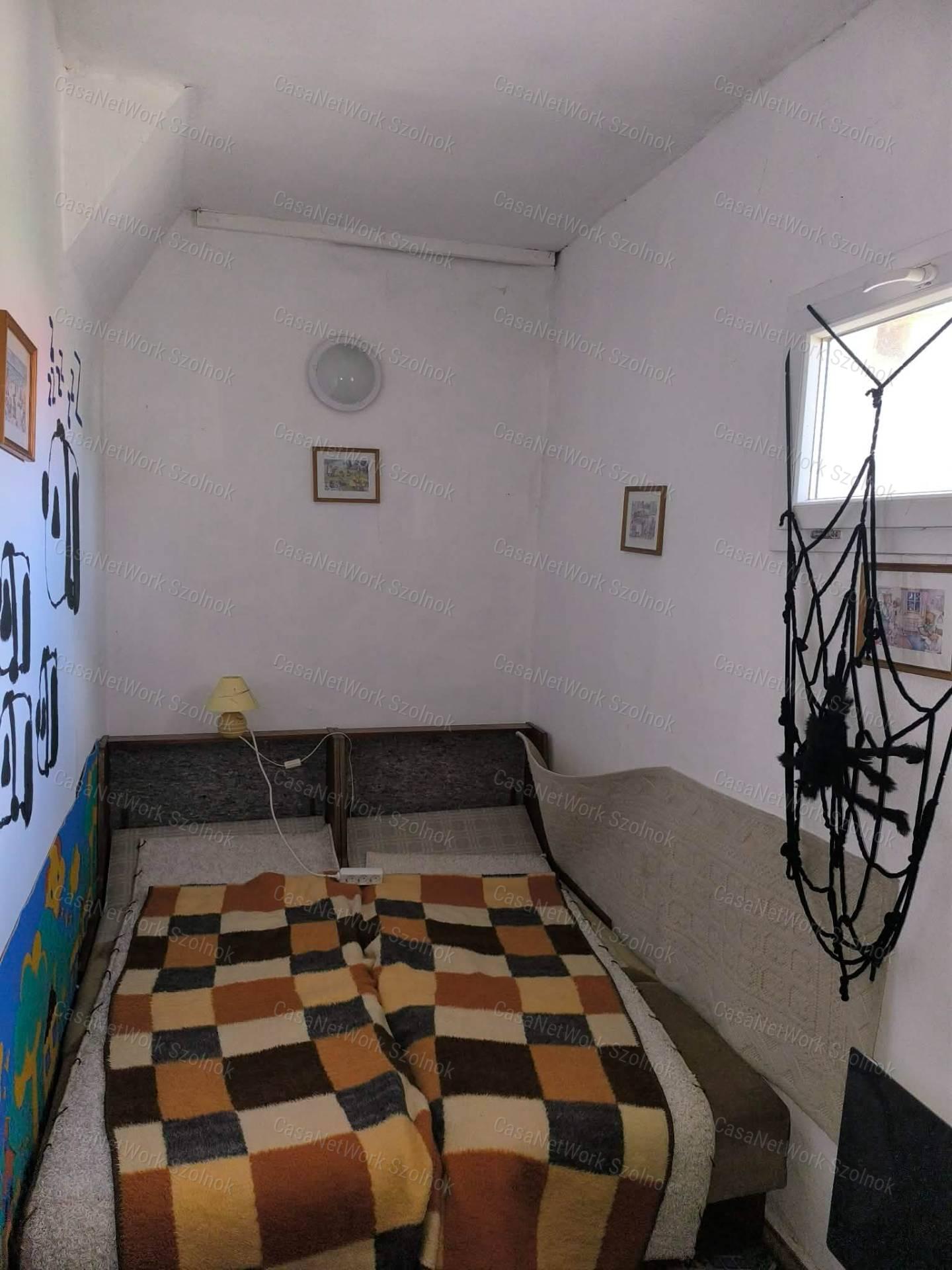 Eladó Nagyrév központjában ( Jókai út ) egy 2 szobás családi ház