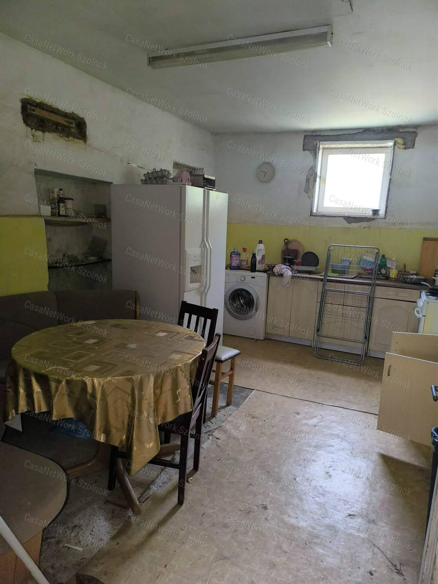 Eladó Nagyrév központjában ( Jókai út ) egy 2 szobás családi ház