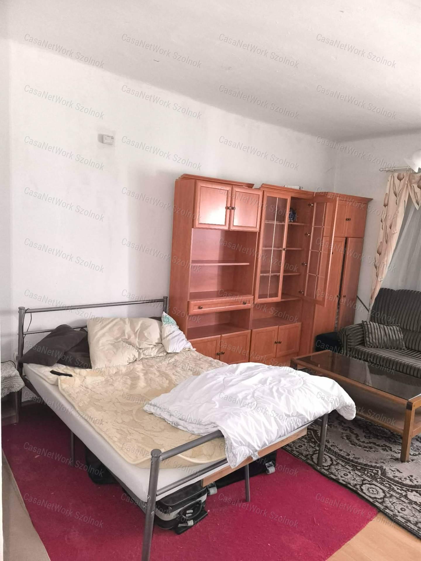 Eladó Nagyrév központjában ( Jókai út ) egy 2 szobás családi ház