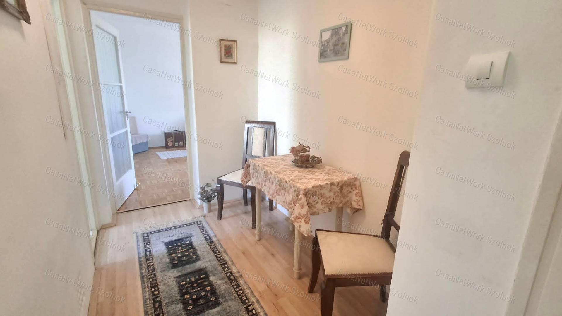 Szolnokon a Tallinn városrészben kétszobás 2. emeleti lakás eladó