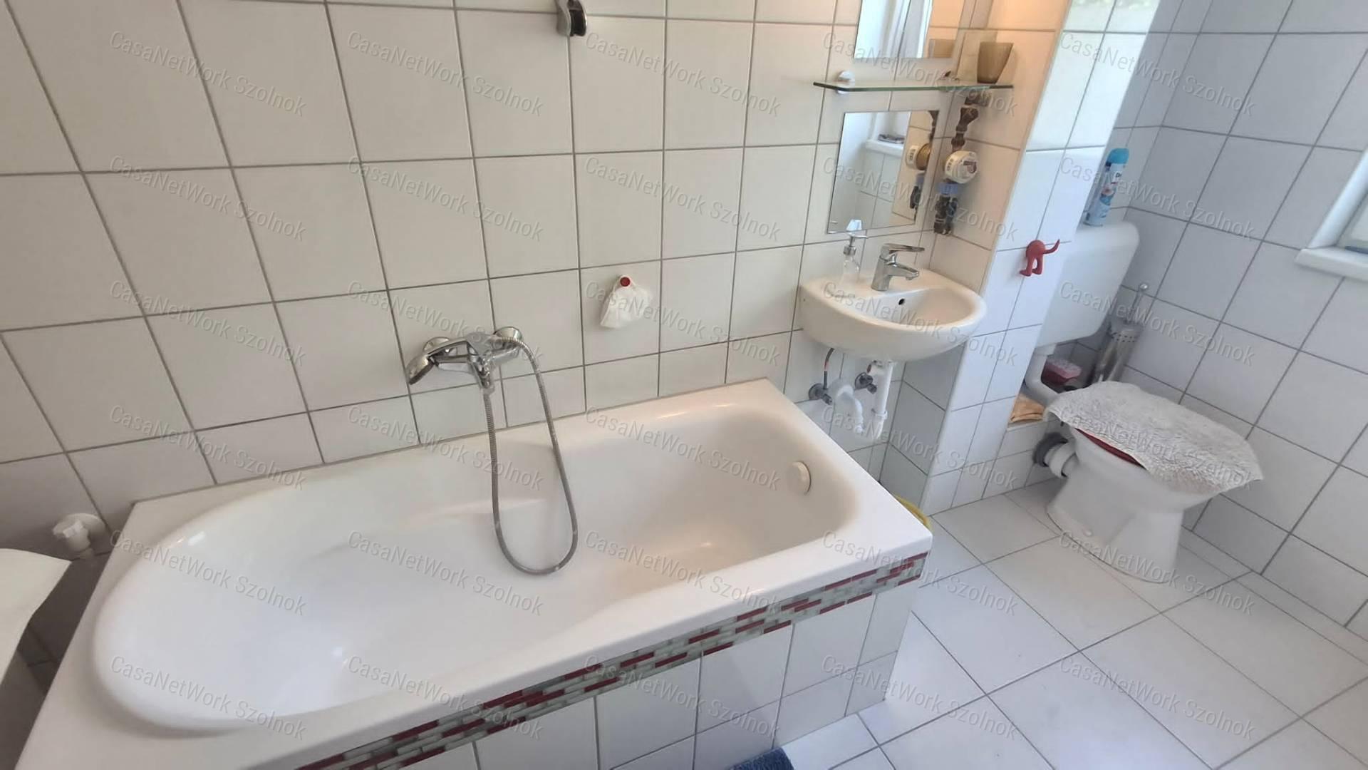 Szolnokon a Tallinn városrészben kétszobás 2. emeleti lakás eladó