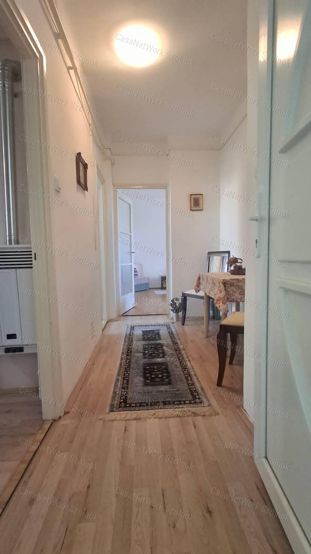 Szolnokon a Tallinn városrészben kétszobás 2. emeleti lakás eladó