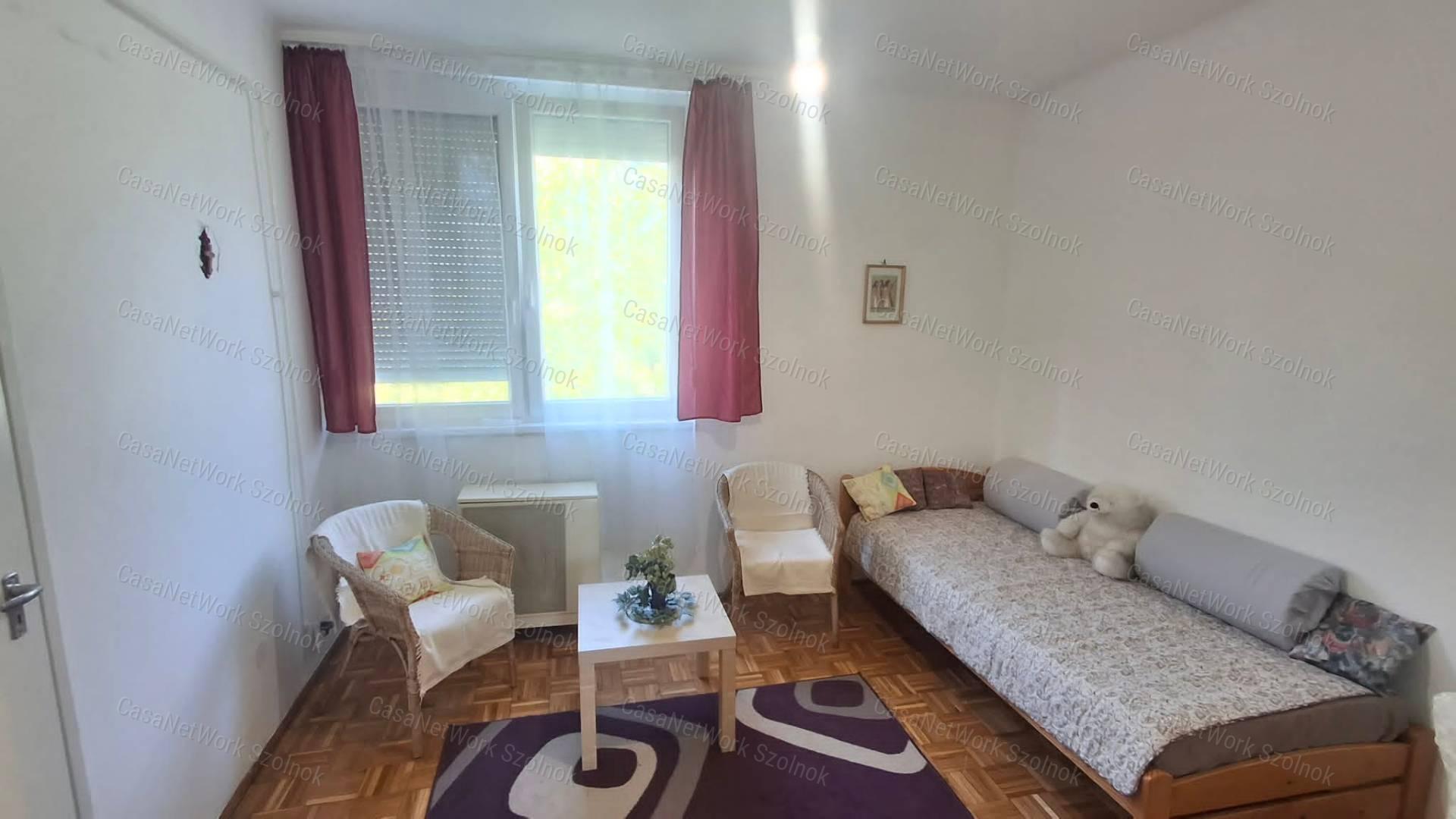Szolnokon a Tallinn városrészben kétszobás 2. emeleti lakás eladó