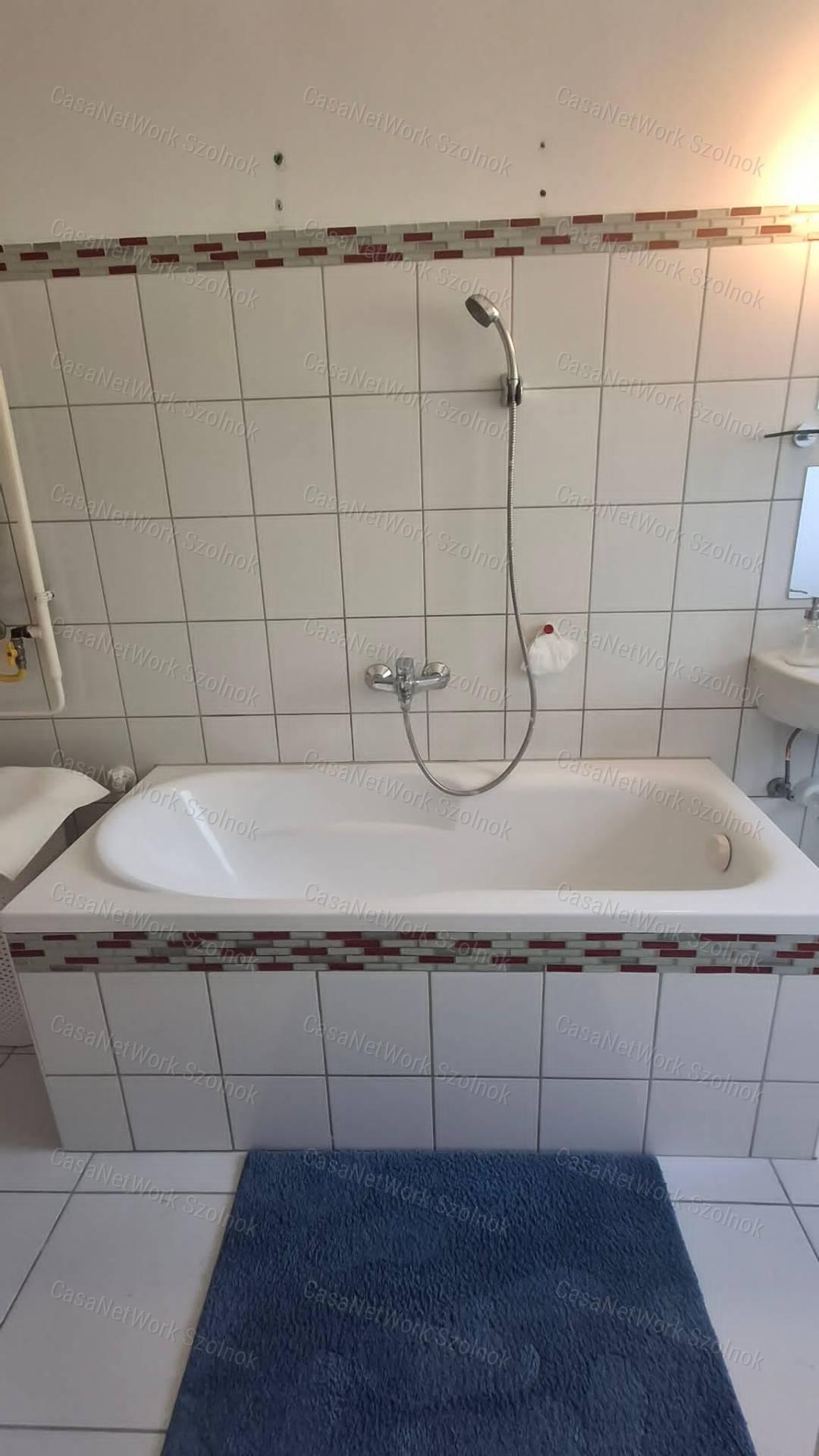 Szolnokon a Tallinn városrészben kétszobás 2. emeleti lakás eladó