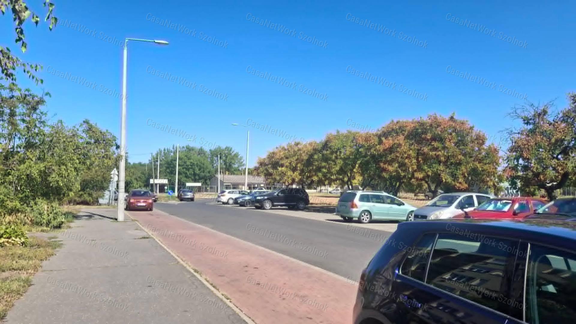 Szolnokon a Tallinn városrészben kétszobás 2. emeleti lakás eladó