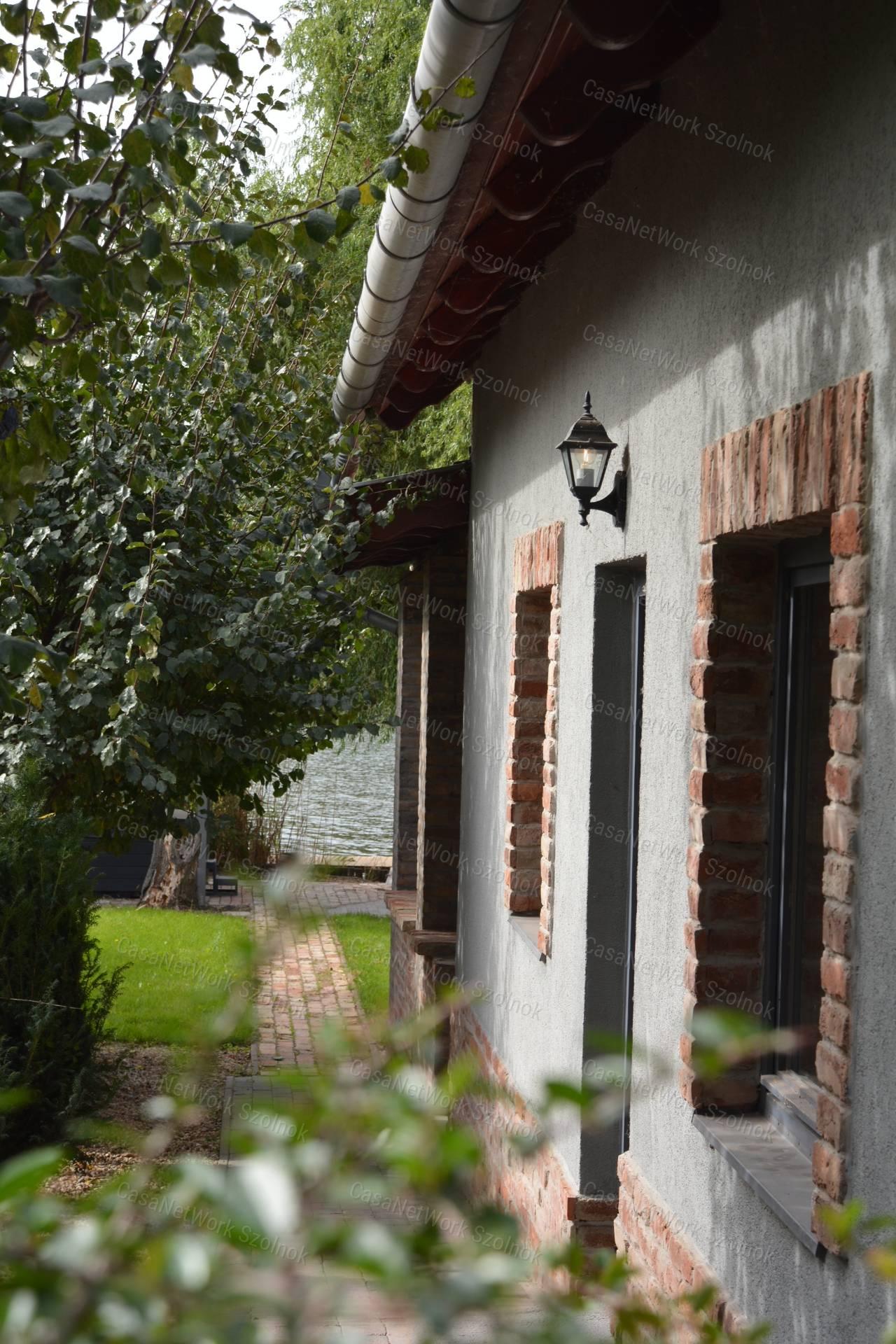 Eladó Cibaháza, vízparti, teljesen felújított Holt-Tisza parti nyaraló