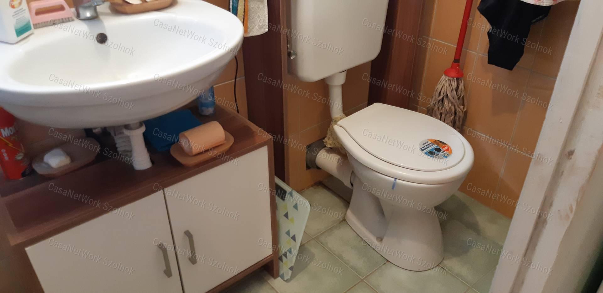 Cibakházán saját stéggel eladó nyaraló!