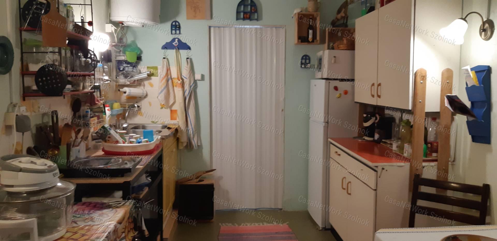 Cibakházán saját stéggel eladó nyaraló!