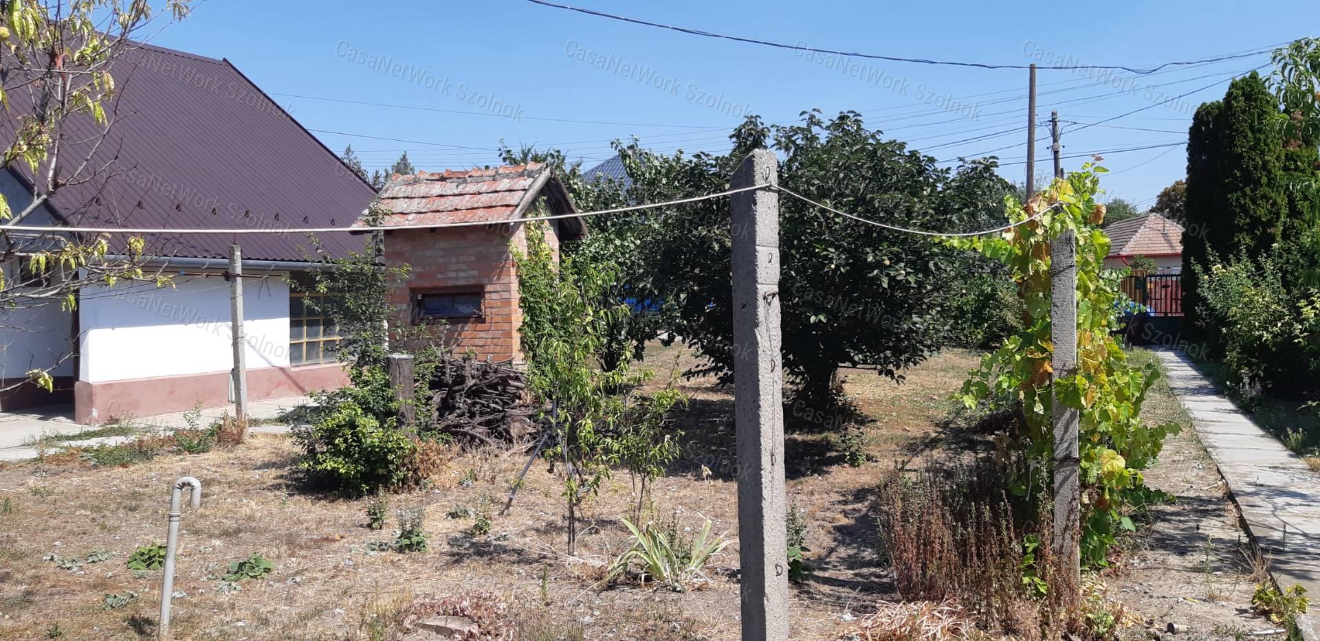 Eladó Tiszaföldváron csendes utcában kertes családi ház!