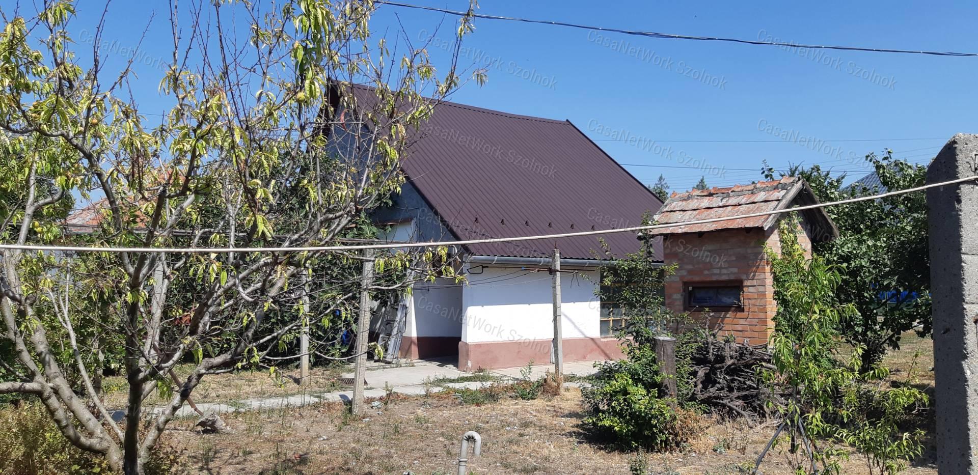 Eladó Tiszaföldváron csendes utcában kertes családi ház!