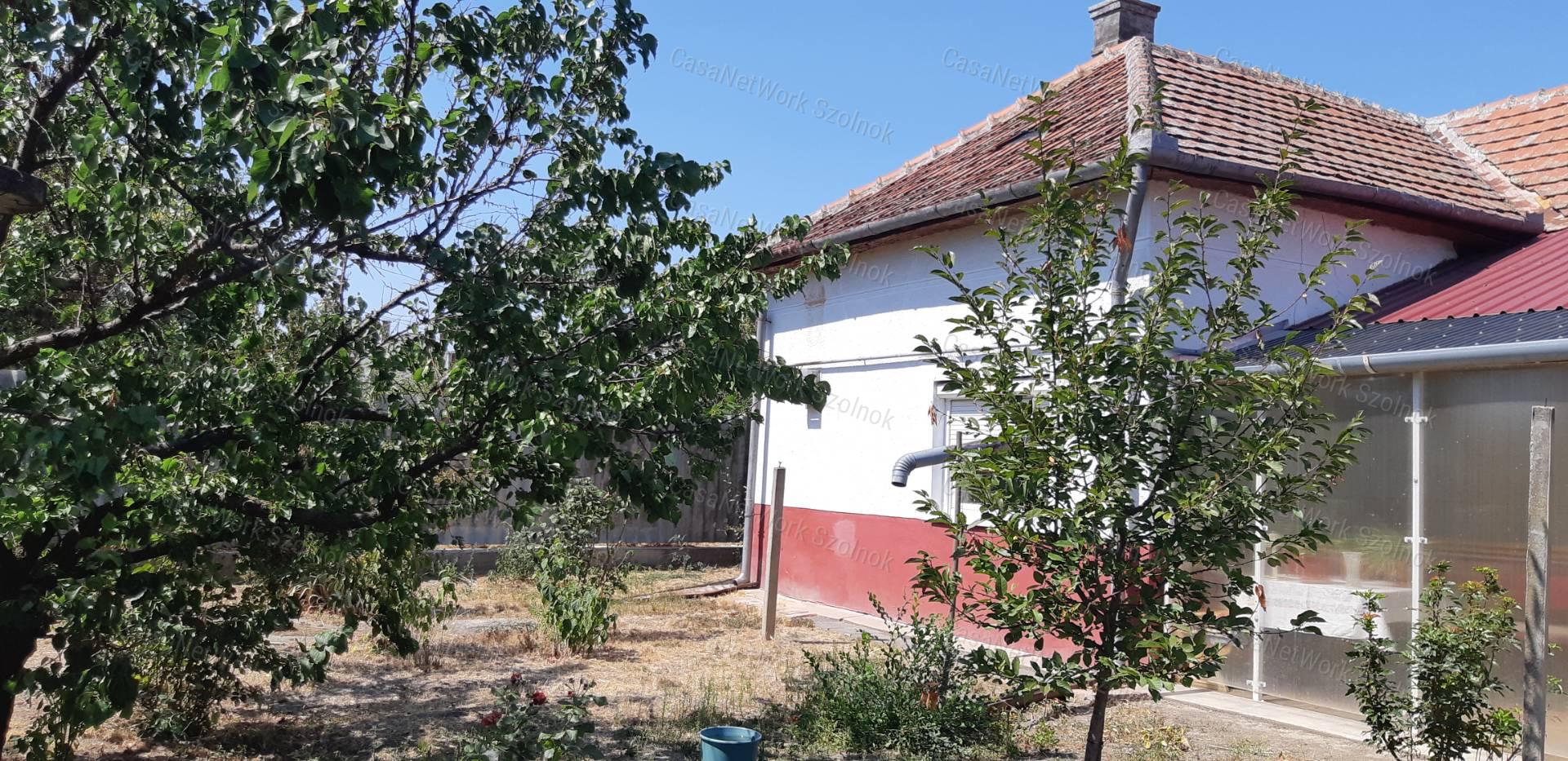 Eladó Tiszaföldváron csendes utcában kertes családi ház!