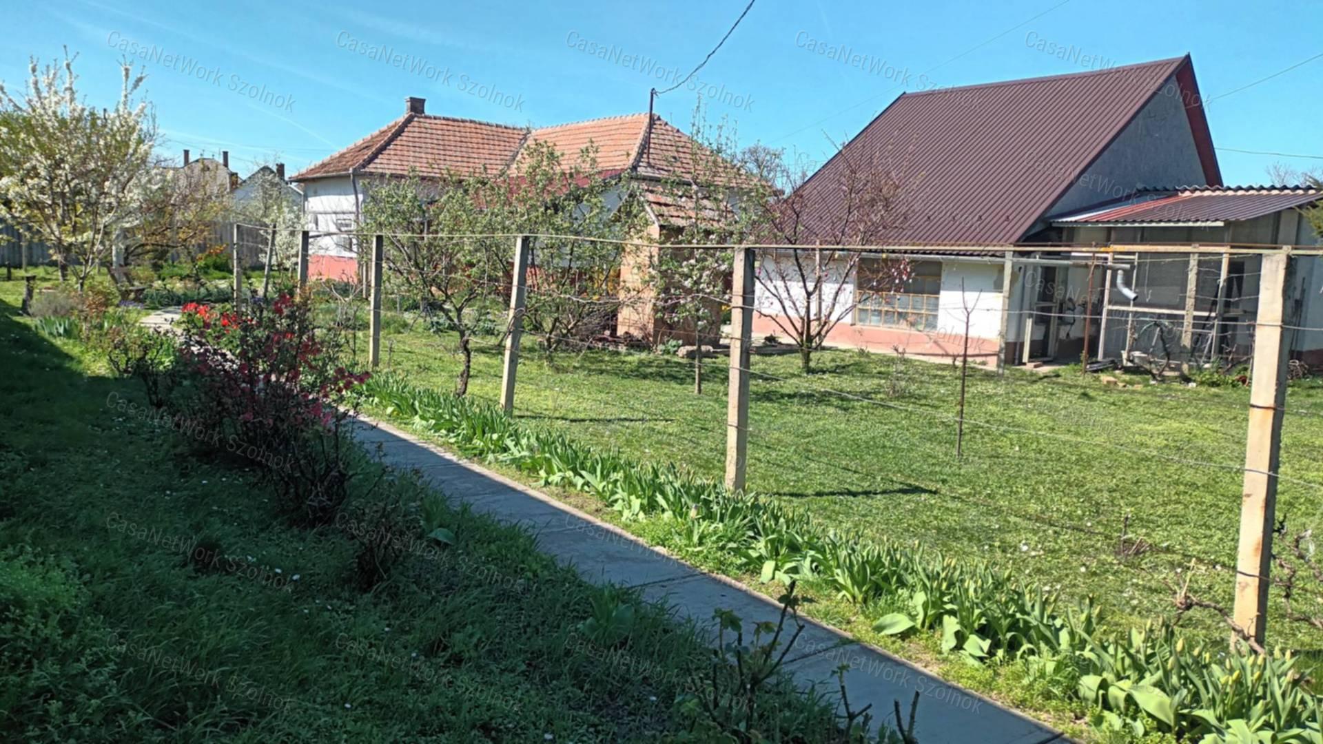 Eladó Tiszaföldváron csendes utcában kertes családi ház!