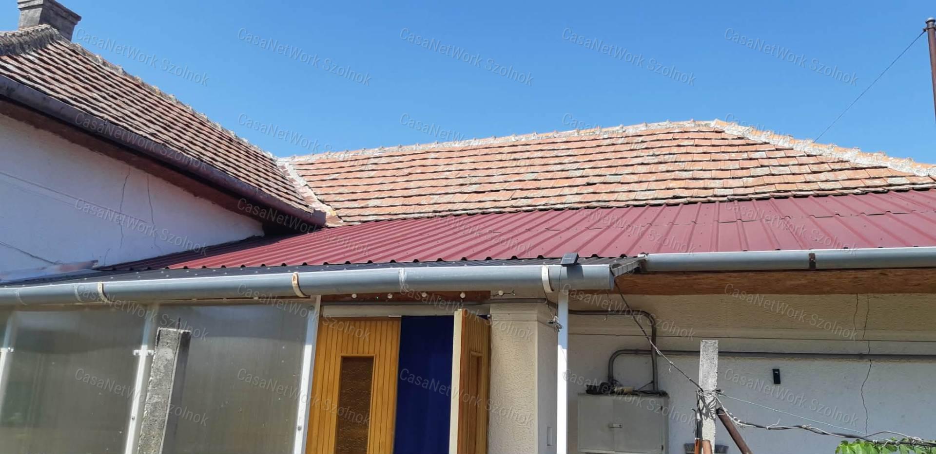 Eladó Tiszaföldváron csendes utcában kertes családi ház!