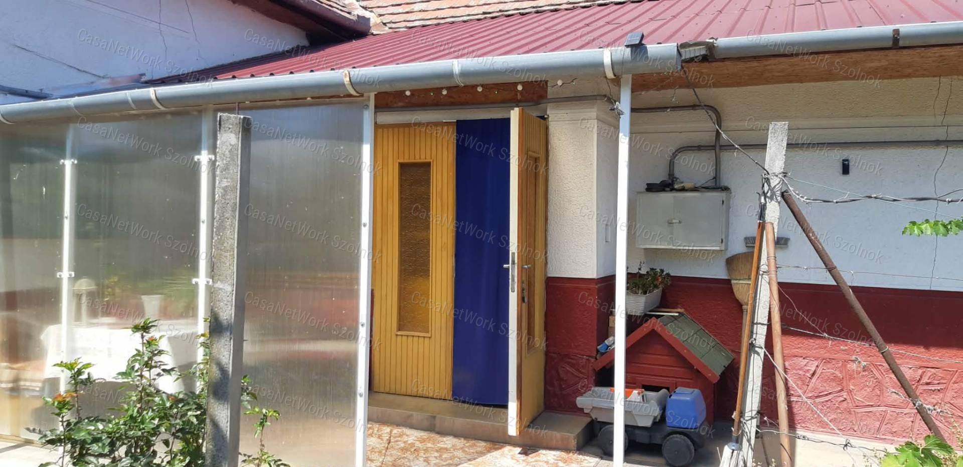 Eladó Tiszaföldváron csendes utcában kertes családi ház!