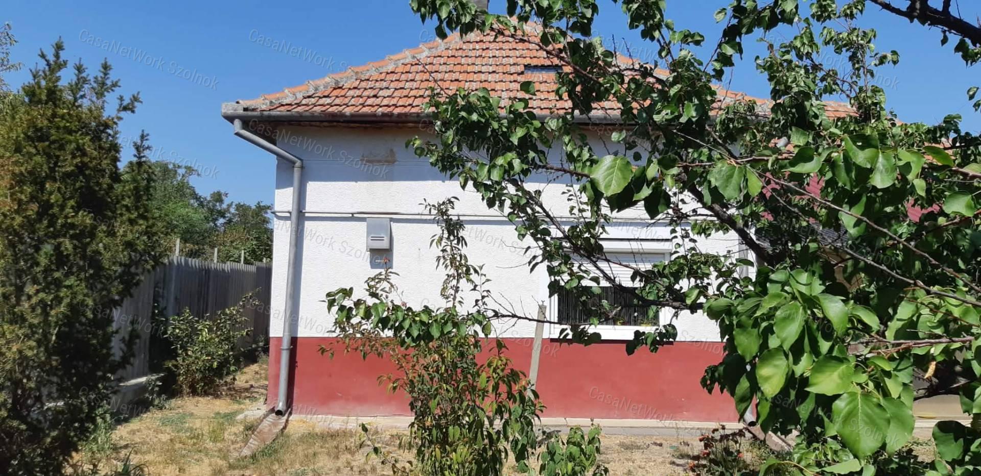 Eladó Tiszaföldváron csendes utcában kertes családi ház!