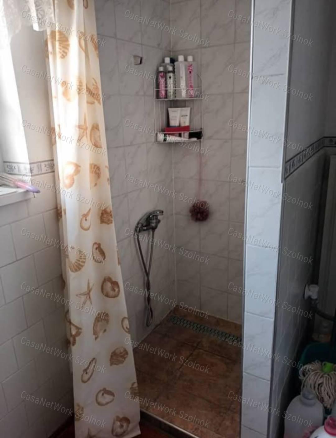 Eladó Tiszaföldváron csendes utcában kertes családi ház!