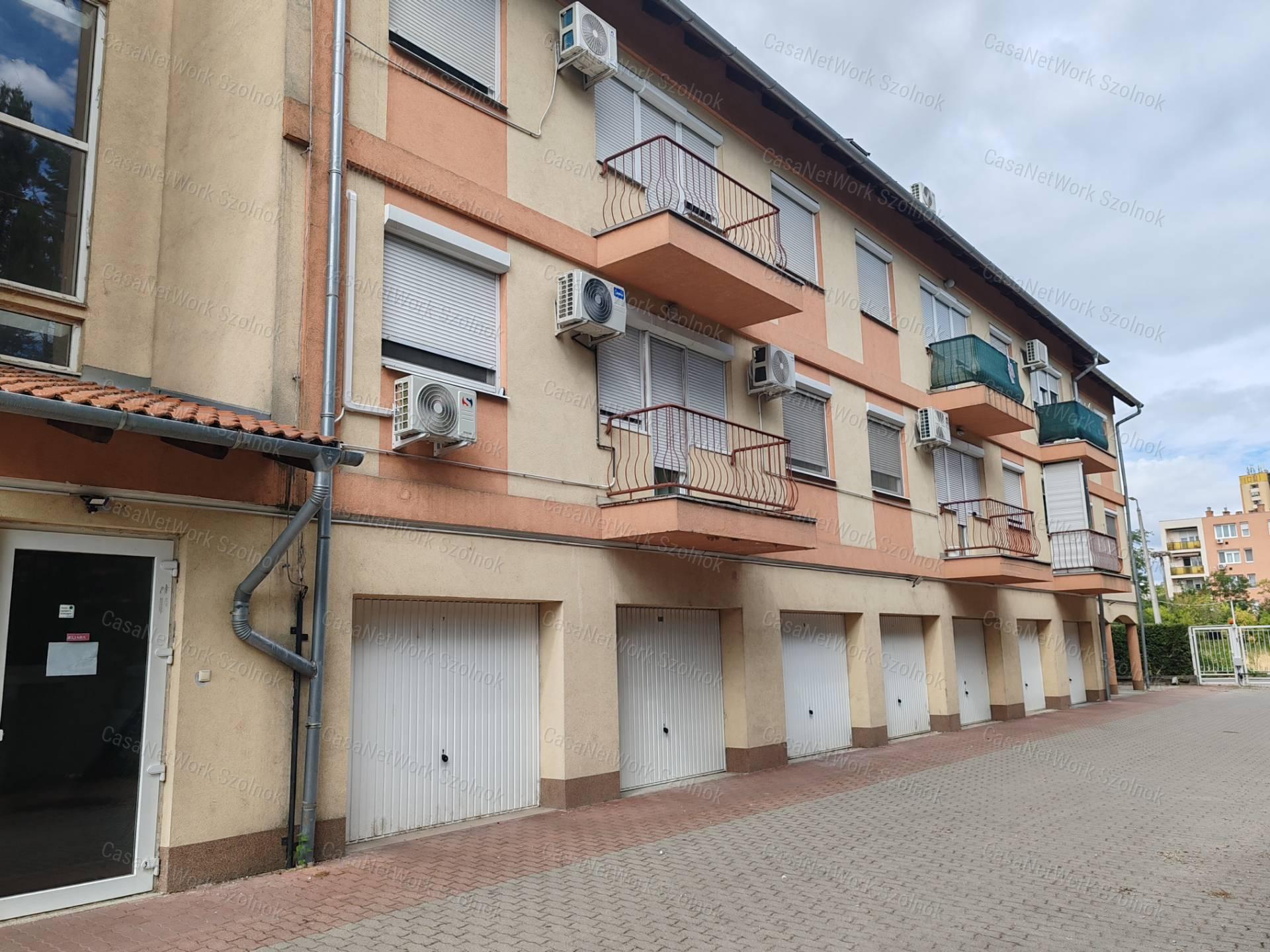 Eladó 1+félszobás tetőtéri téglalakás Szolnok Tallinn városrészében!