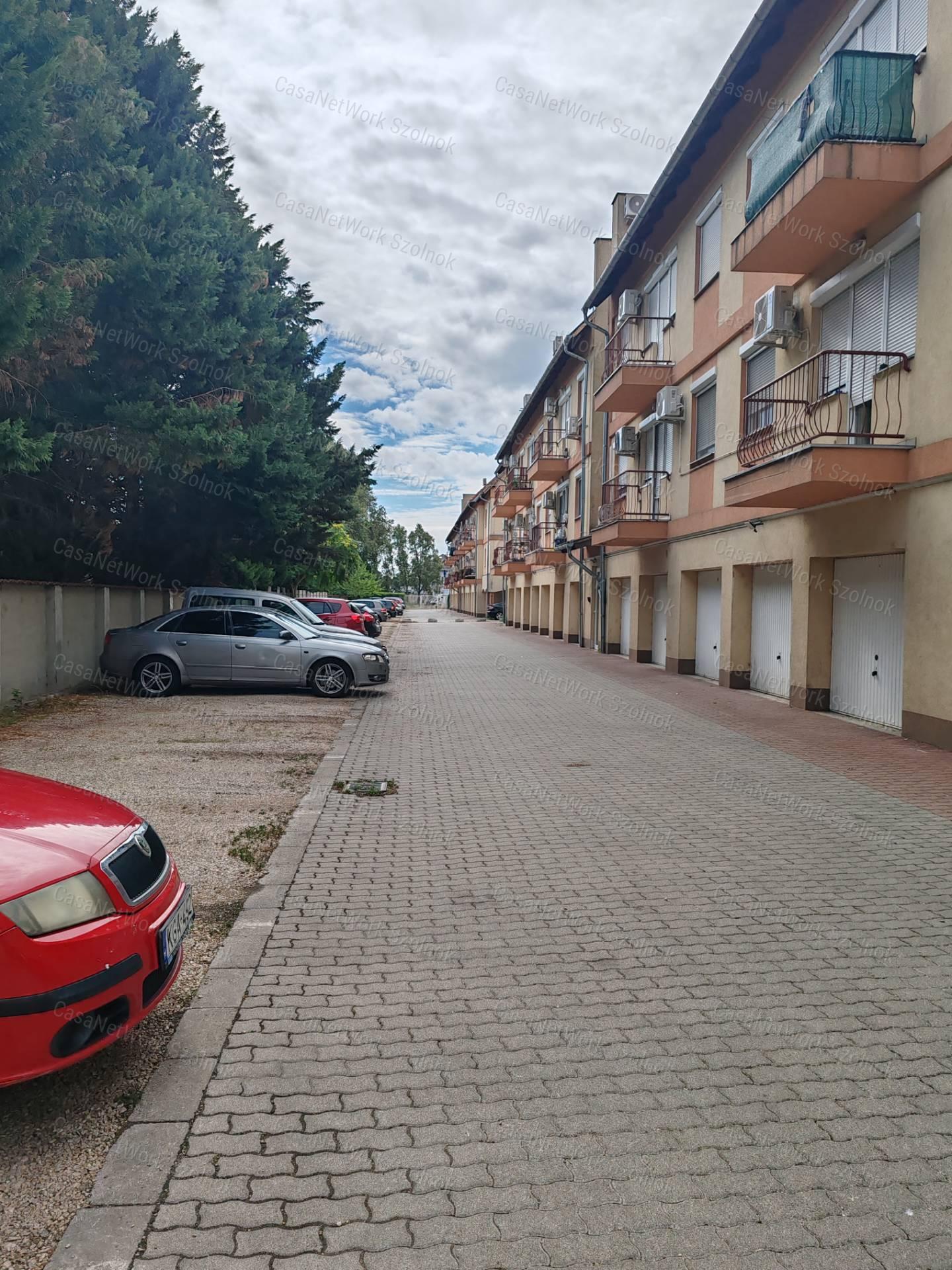 Eladó 1+félszobás tetőtéri téglalakás Szolnok Tallinn városrészében!