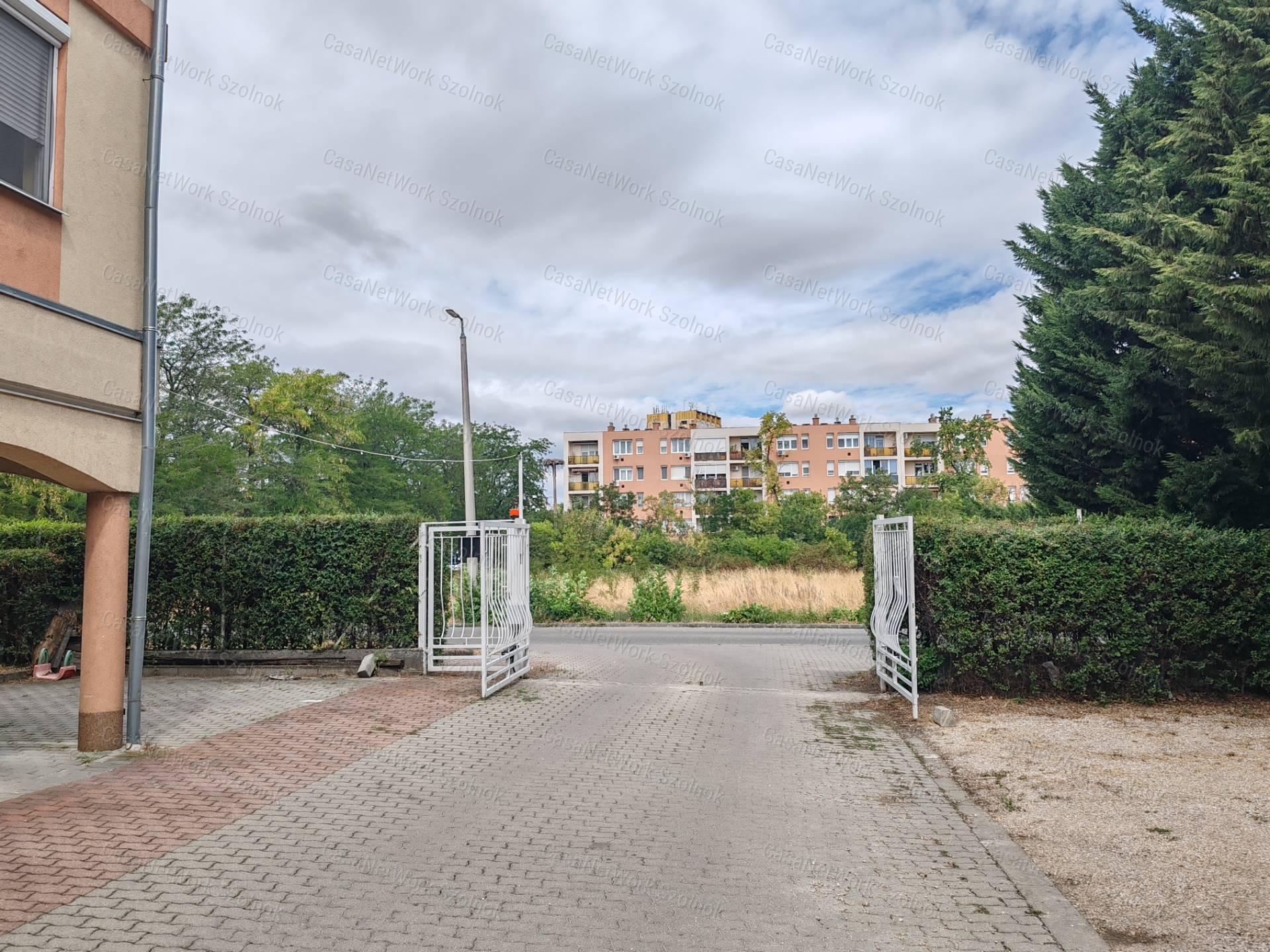 Eladó 1+félszobás tetőtéri téglalakás Szolnok Tallinn városrészében!