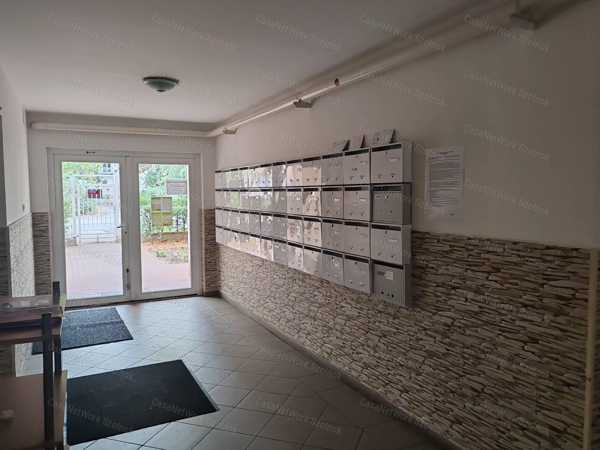 Eladó 1+félszobás tetőtéri téglalakás Szolnok Tallinn városrészében!