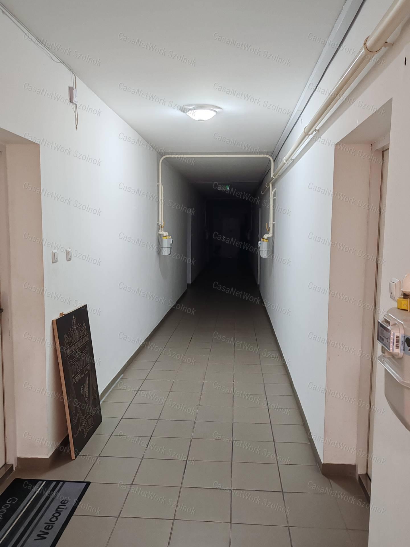 Eladó 1+félszobás tetőtéri téglalakás Szolnok Tallinn városrészében!