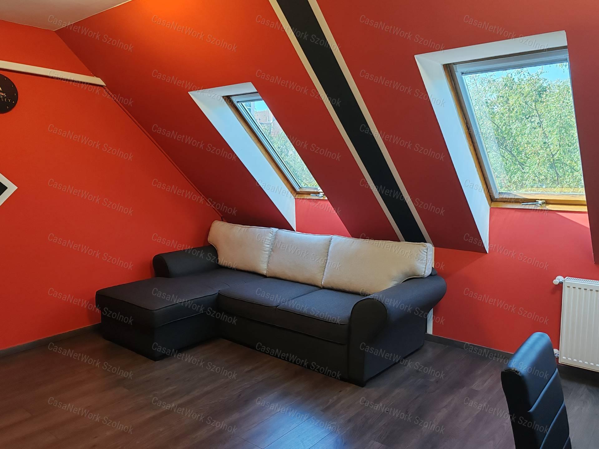 Eladó 1+félszobás tetőtéri téglalakás Szolnok Tallinn városrészében!