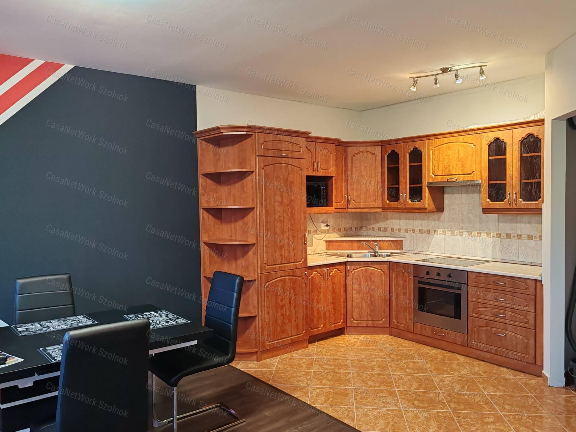 Eladó 1+félszobás tetőtéri téglalakás Szolnok Tallinn városrészében!