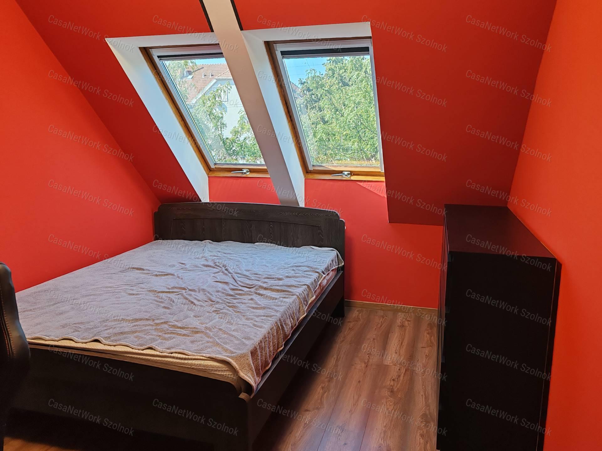 Eladó 1+félszobás tetőtéri téglalakás Szolnok Tallinn városrészében!
