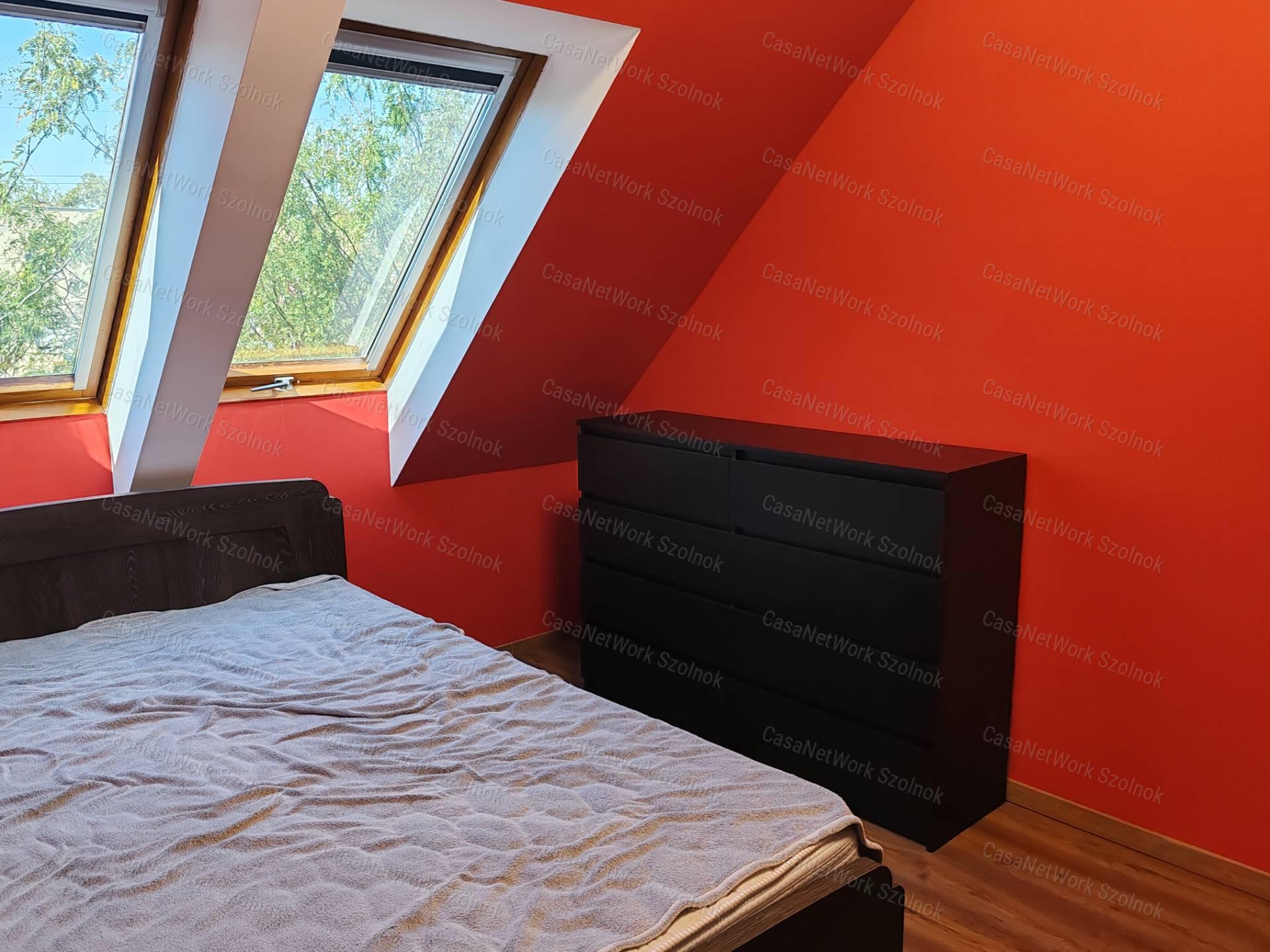 Eladó 1+félszobás tetőtéri téglalakás Szolnok Tallinn városrészében!