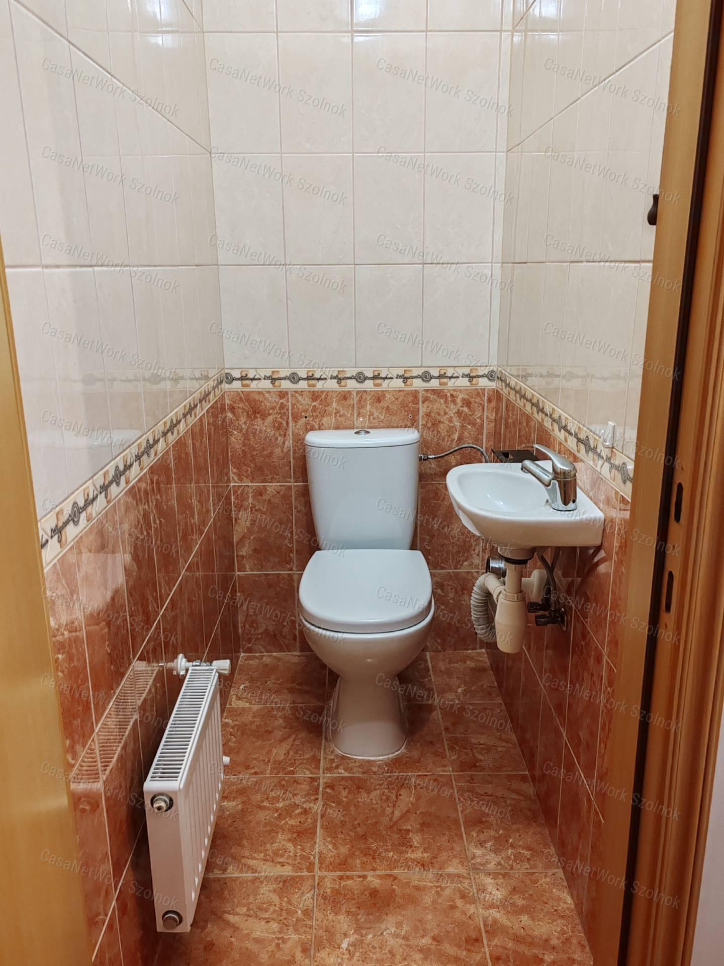 Eladó 1+félszobás tetőtéri téglalakás Szolnok Tallinn városrészében!
