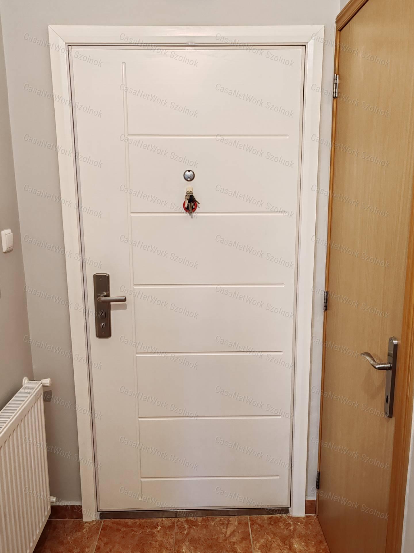 Eladó 1+félszobás tetőtéri téglalakás Szolnok Tallinn városrészében!