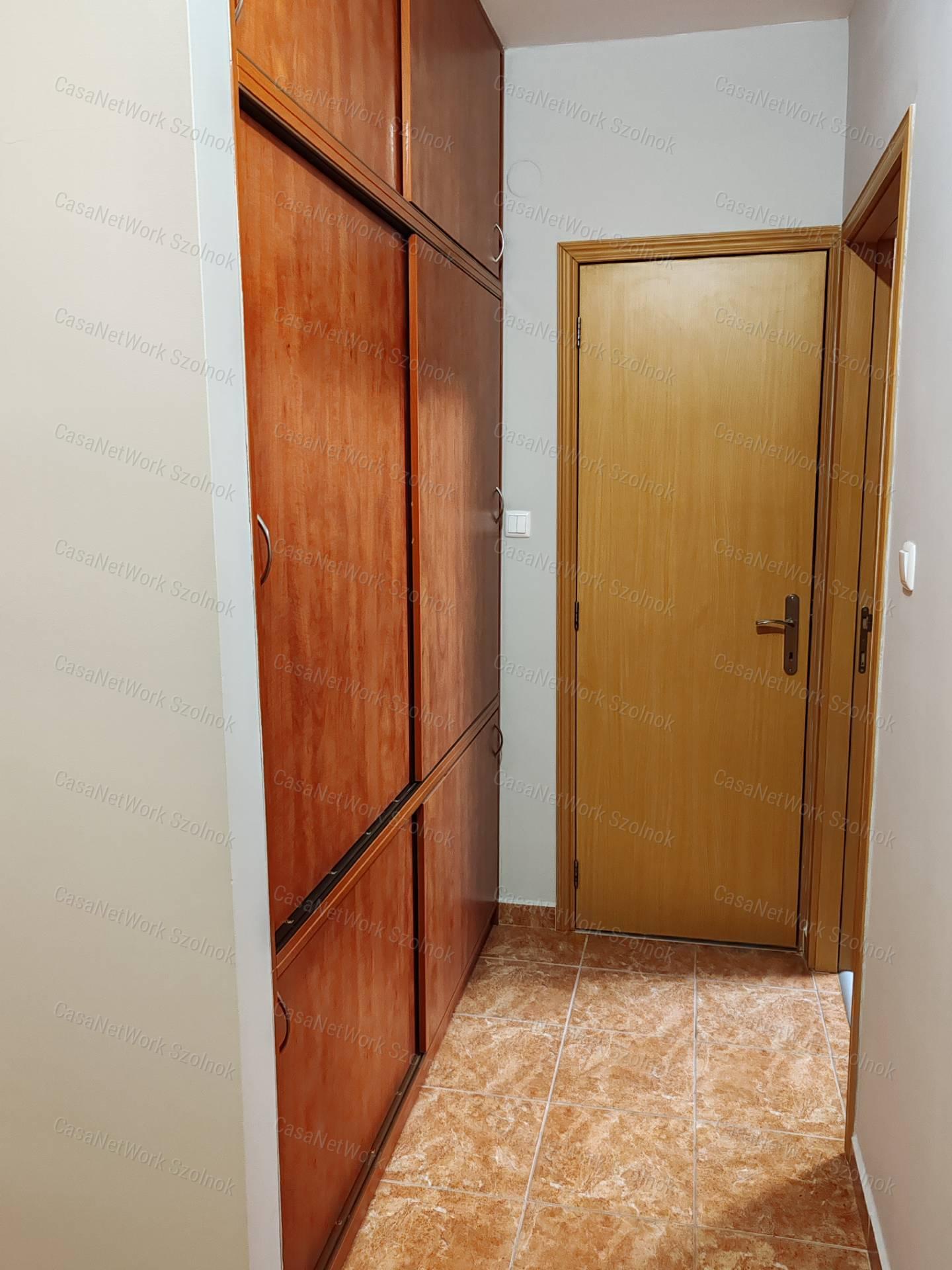 Eladó 1+félszobás tetőtéri téglalakás Szolnok Tallinn városrészében!